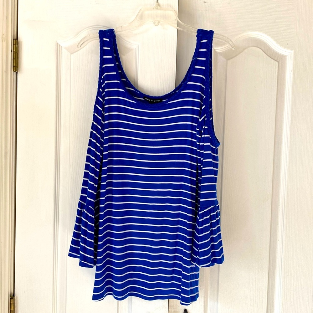 Women’s cold shoulder bell sleeve top. Size large.